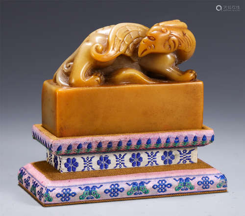 CHINESE CARVED TIANHUANG SEAL WITH RECUMBENT BEAST KNOB