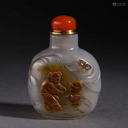 CHINESE AGATE SNUFF BOTTLE CARVED WITH BOY AND BUTTERFLY