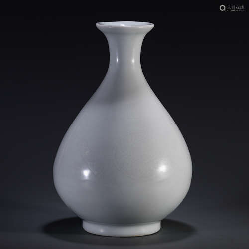 CHINESE WHITE GLAZED INCISED DRAGON PATTERN YUHUCHUN VASE