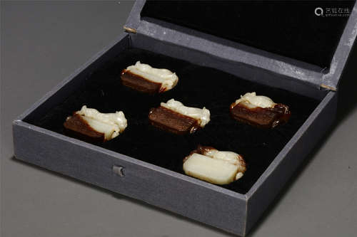 A SET OF CHINESE HETIAN JADE SEAL WITH CARVED COW IN BOX CASE