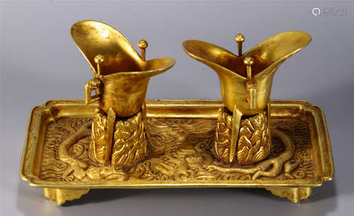 UNUSUAL CHINESE GILT BRONZE WINE VESSEL JUE AND RECTANGULAR TRAY