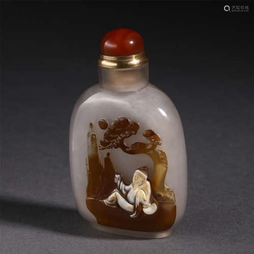 CHINESE AGATE SNUFF BOTTLE CARVED WITH OLD MAN UNDER PINE TREE