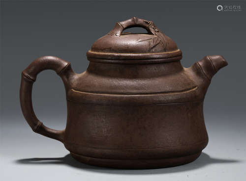 CHINESE YIXING ZISHA CLAY TEA POT AND COVER