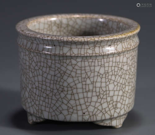 CHINESE CRACKED GLAZE PORCELAIN TRIPLE FOOT CENSER