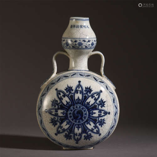 CHINESE BLUE AND WHITE FLOWERS DOUBLE HANDLE MOON FLASK VASE