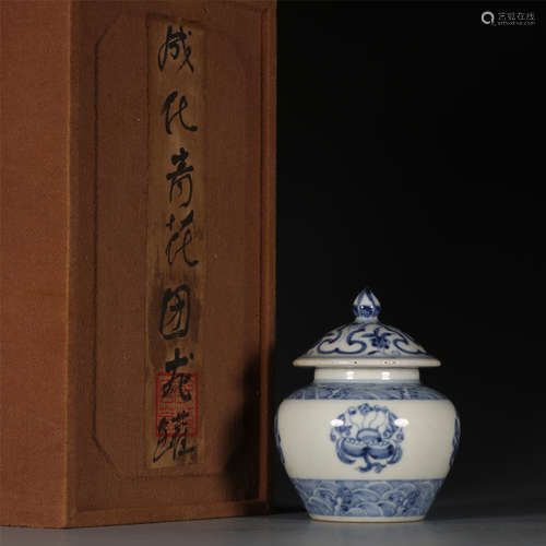 CHINESE BLUE AND WHITE FLOWERS PATTERN JAR AND COVER