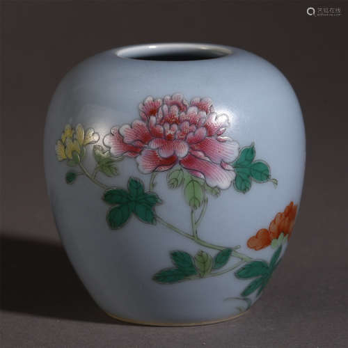 A SMALL CHINESE DOUCAI PORCELAIN CELADON GLAZE JAR POT