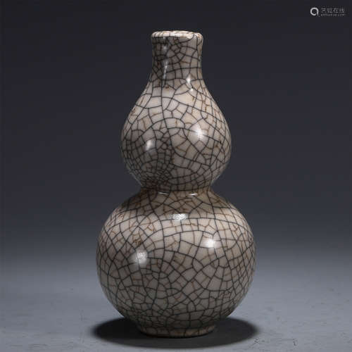 CHINESE CRACKED GLAZE PORCELAIN GOURD VASE