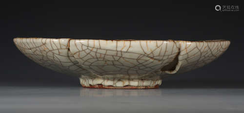 CHINESE CRACKED GLAZE PORCELAIN SHAPED DISH