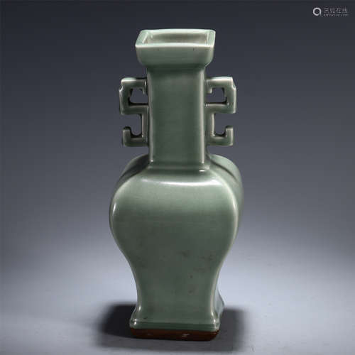 CHINESE CELADON GLAZE PORCELAIN DOUBLE HANDLE SQUARE VASE