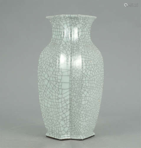 CHINESE CRACKED GLAZE PORCELAIN VASE