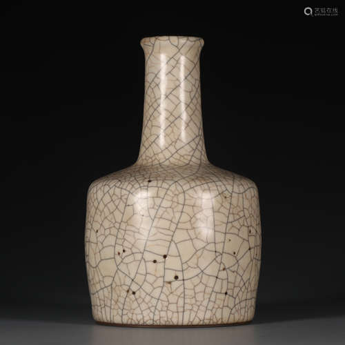 CHINESE CRACKED GLAZE PORCELAIN BOTTLE VASE