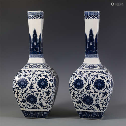 A PAIR OF CHINESE BLUE AND WHITE FLOWERS SQUARE VASE