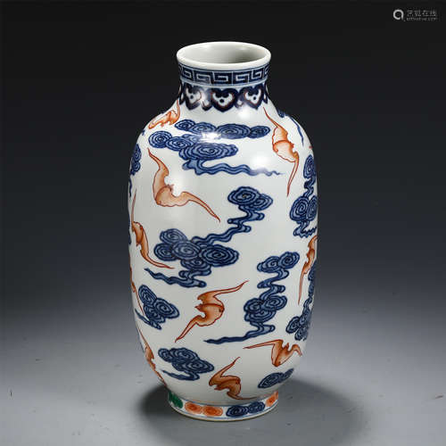 A SMALL CHINESE BLUE AND WHITE FLOWERS VASE