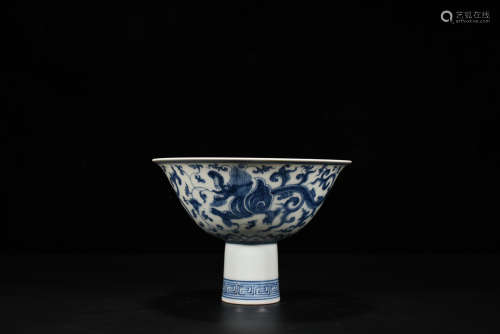 A Chinese Blue and White
Floral Porcelain Bowl
