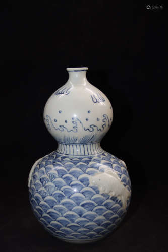 A Chinese Blue and White
Floral Porcelain Gourd-shaped Vase