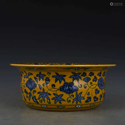 A Chinese Blue and White Yellow-Glazed Porcelain Brush Washer