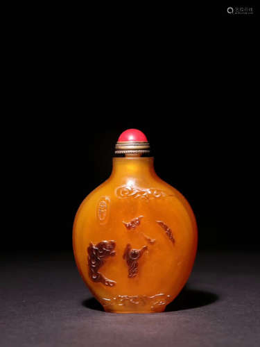 A Chinese Agate Snuff Bottle with Figure Pattern in Relief