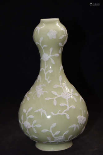 A Chinese Garlic-Mouth Porcelain Vase