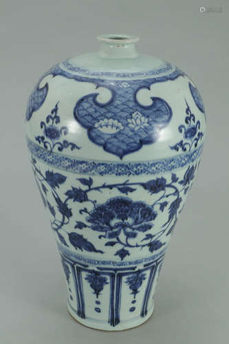 A Chinese Blue and White Porcelain Vase with Floral Pattern