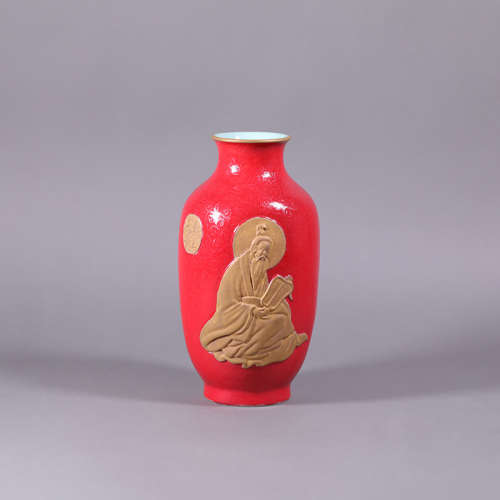 红釉扎道人物瓶           