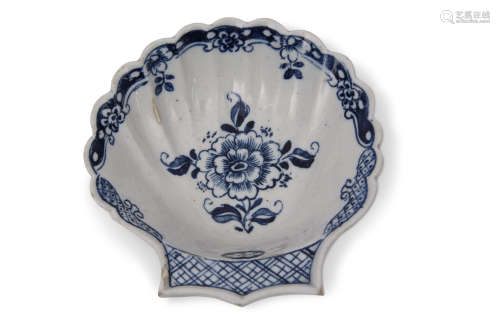 18th century Lowestoft porcelain shell dish, the moulded body decorated in underglaze blue with a