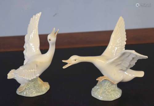 Two Lladro models of swans (2)