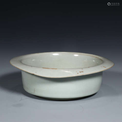 A Chinese Porcelain Basin