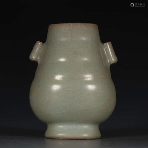 A Chinese Green Glazed Porcelain Vase