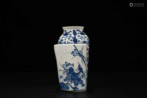 A Chinese Blue and White Floral Porcelain Vase