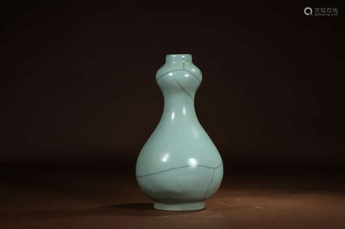 A Chinese Garlic-mouthed Porcelain Vase