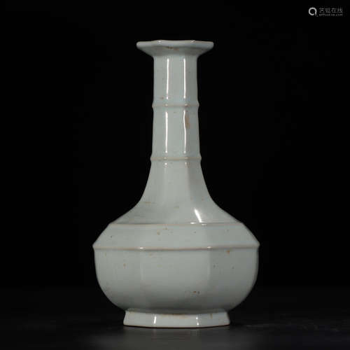 A Chinese Porcelain Vase