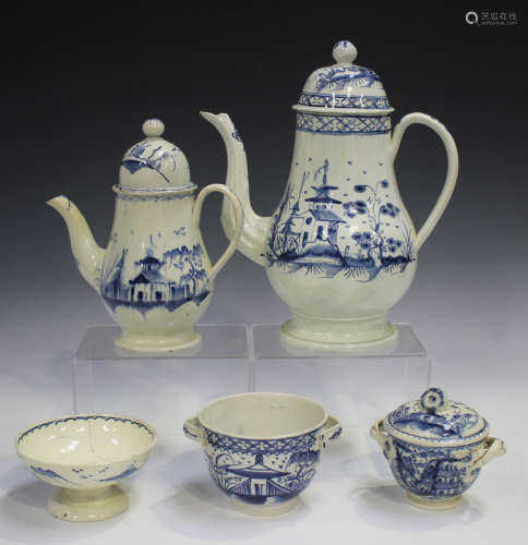 Four pieces of pearlware with blue painted chinoiserie decoration, late 18th/early 19th century,
