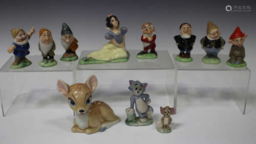 A set of Wade Snow White and the Seven Dwarfs, 1982-84, together with a group of Wade including a