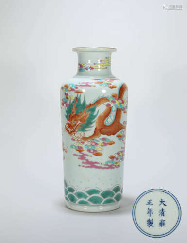 中国清代粉彩龙纹瓶