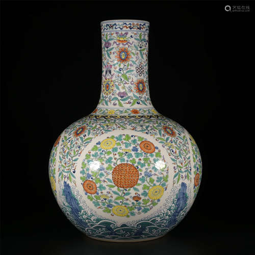 QIANLONG Doucai color flower group chrysanthemum pattern sky ball bottle