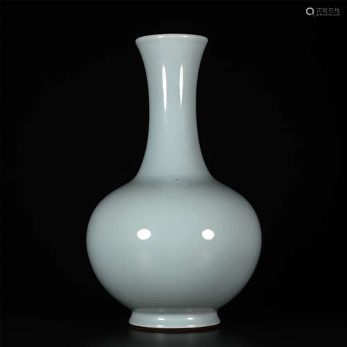 QIANLONG Sky blue glaze bottle