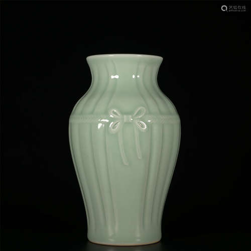 YONGZHENG Pink celadon furoshiki bottle