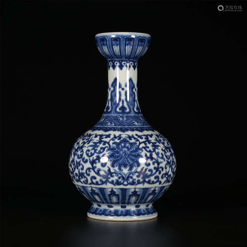 QIANLONG Garlic bottle with twisted branches and lotus pattern