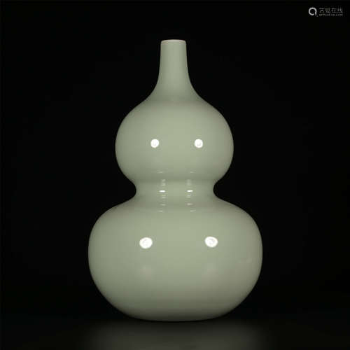 QIANLONG Bean Celadon Gourd Bottle