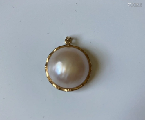 Mother of pearl Mop pendant with 14K yellow gold…