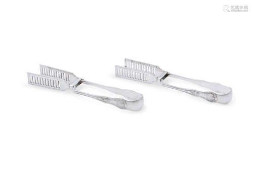 A PAIR OF SILVER PLATED KING'S PATTERN ASPARAGUS TONGS. 23cm long