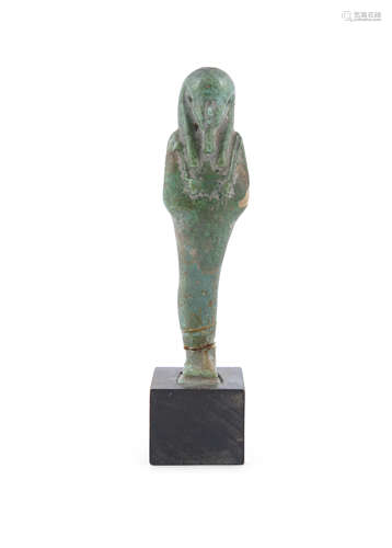 A GREEN GLAZED EGYPTIAN SHABTI FIGURE, 600-300 BC. 11cm high