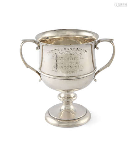 A SMALL EDWARDIAN SILVER TWIN-HANDLED TROPHY CUP, London 1902, mark of Edward Barnard & Sons Ltd, of