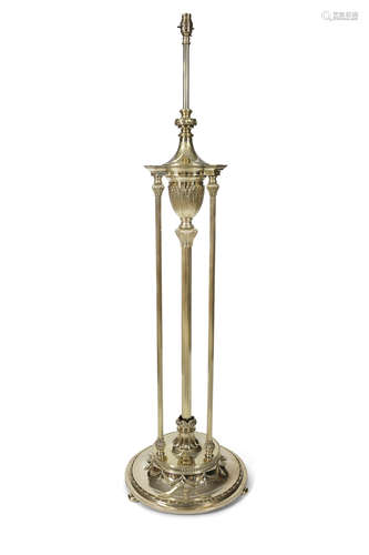 AN EDWARDIAN POLISHED BRASS STANDARD LAMP. 132cm high