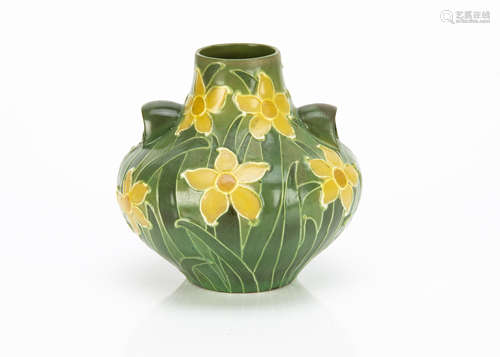 A Wileman & Co Urbato pattern Foley Chinaworks twin handled vase, with tube lined daffodil