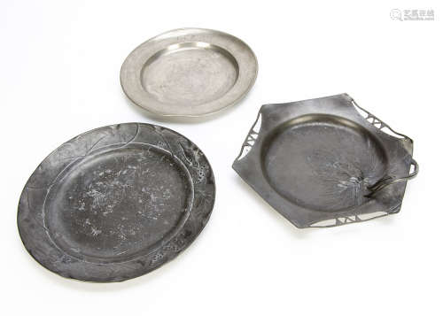 A Kayserzinn pewter Jugendstil circular dish, the circular platter with border decoration of leaf