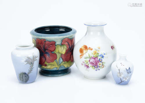 A William Moorcroft tubelined small jardinière, decorated with hibiscus pattern in red and yellow