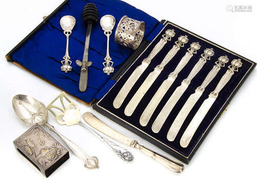 A set of six EPNS Art Nouveau English tea knives, in a fitted box, box af, the planished handles