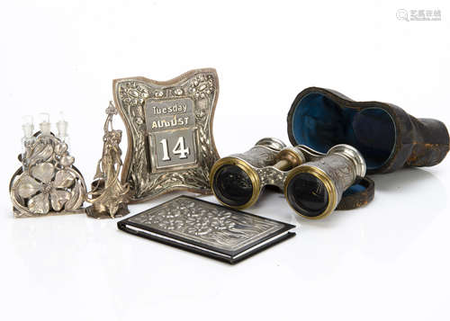 An Edward VII silver Art Nouveau desk calendar, the wooden backed calendar with embossed silver